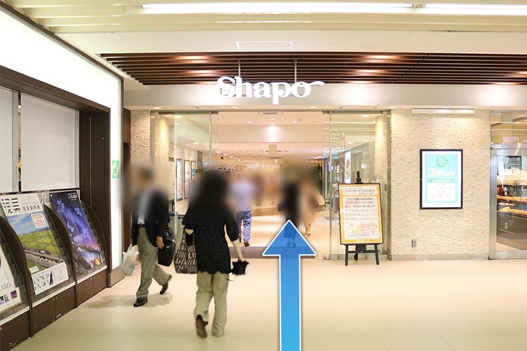 Shapoのエントランスを直進します。