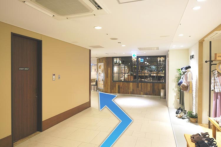 道なりに直進します。