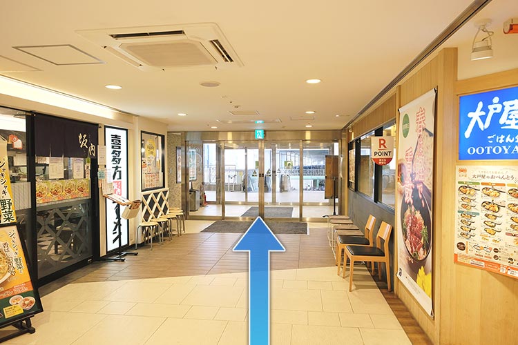 飲食店の通りを直進します。