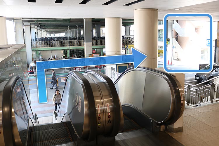 エスカレーターで下り右折するとすぐです。