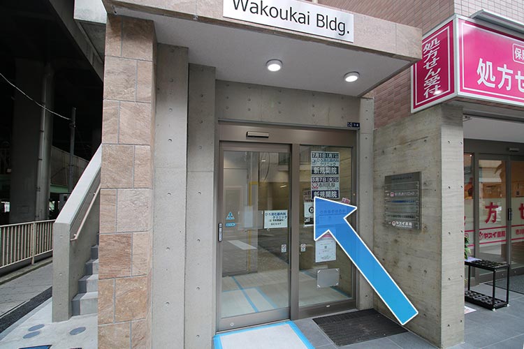 こちらのドアからビルにお入りください。奥のエレベーターで4階へどうぞ。